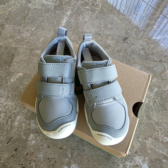 PLAE Gray Kids Sneakers with White Accents - Picture 1 of 7